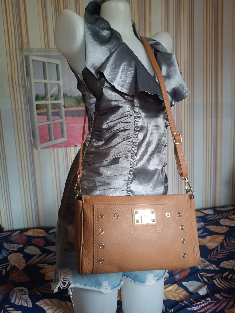 Genuine leather TOSCANA in good condition (Category: Cross-body Bags) located in San Fernando. Submitted by leezhine (Listing ID 1315517236, Image 3). Description: Genuine leather sling bag adjustable strap, normal/minimal signs of use only, no rubs or bakbak. Size in inches: 12 x 7.5. Manage expectations pls all items on hand are selected preloved of good quality and condition ..