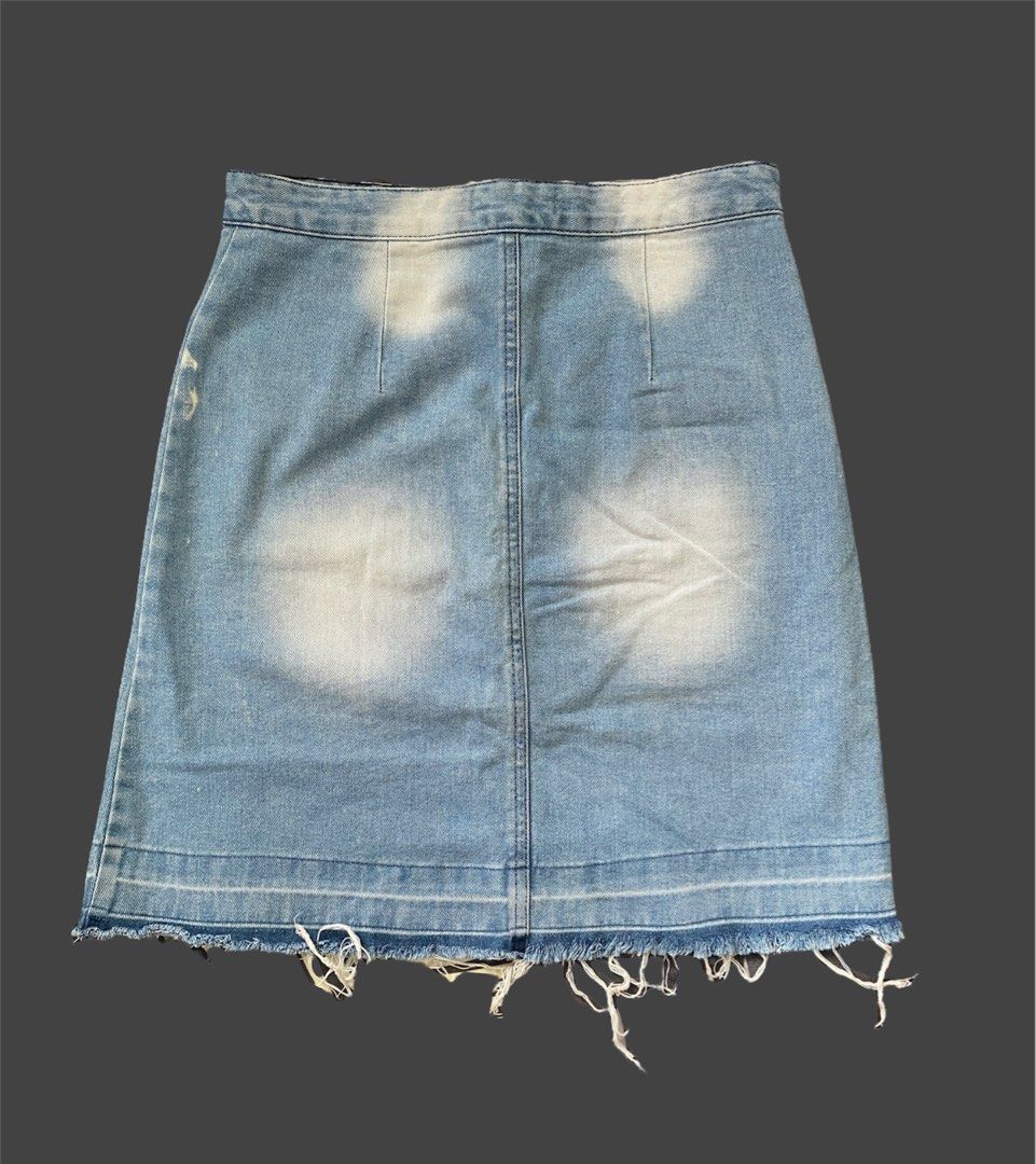 MANGO Buttoned Long Denim Skirt with Frayed Hem (Category: Skirts) located in Pasig City. Submitted by melodicfluff (Listing ID 1315573862, Image 2). Description: 〰️ worn a few times 〰️ with minor flaws but otherwise in good condition (please refer to the next photos) ⚠️PLEASE READ BEFORE SENDING A PM!⚠️ 〰️ Kindly take note that these are preloved and stored in the closet for quite some time already. ‼️PLEASE DO NOT TRANSACT IF SENSITIVE TO MINOR