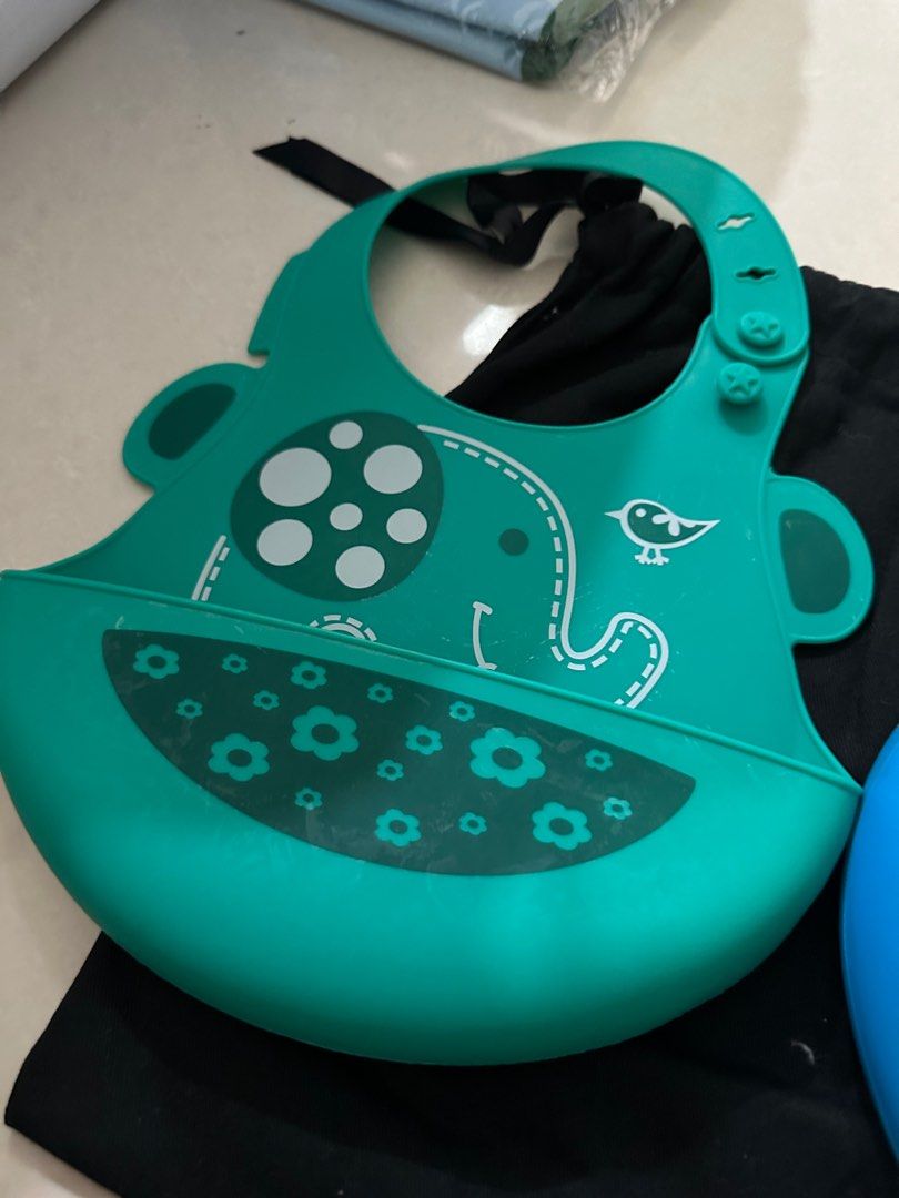 Marcus&Marcus Silicone Bibs Take Both (Category: Weaning & Toddler Feeding) located in Manila. Submitted by inlababoqueen (Listing ID 1315587293, Image 3). Description: Take Both. Lightly used. Decluttering. 📍Masangkay St. Tondo Manila.