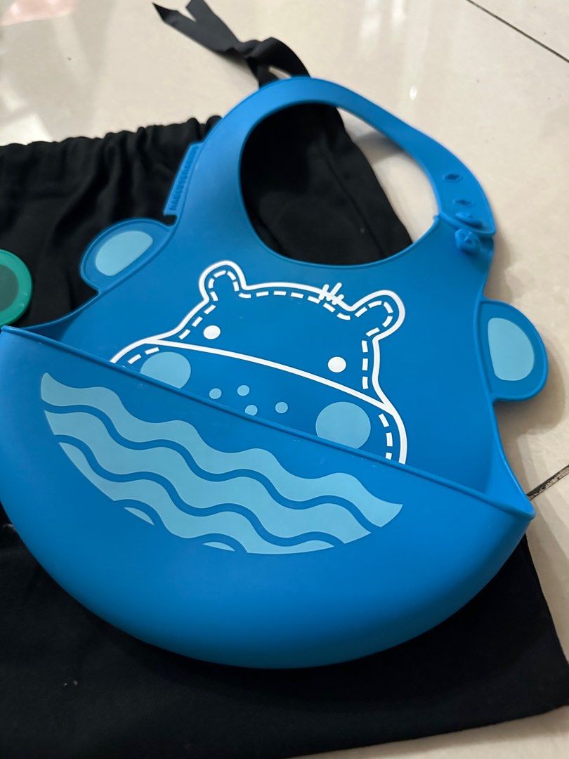 Marcus&Marcus Silicone Bibs Take Both (Category: Weaning & Toddler Feeding) located in Manila. Submitted by inlababoqueen (Listing ID 1315587293, Image 2). Description: Take Both. Lightly used. Decluttering. 📍Masangkay St. Tondo Manila.