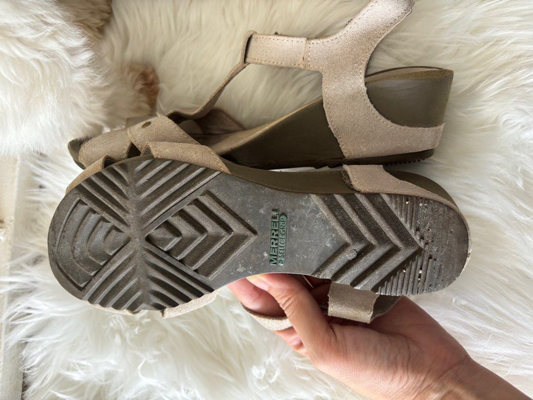 Merrell Gray Hiking/Walking Sandals Suede Leather (Category: Sandals) located in Cebu City. Submitted by kawaiiparty (Listing ID 1315503407, Image 3). Description: Matibay pa, washed already pero may signs of use na talaga and medyo madumi na and worn down, i think it can still be used a long time Bought from merrell store in mall for 4,800 No sore spots at all, parang suede ang inner lining.