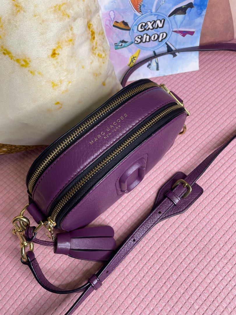 ORIGINAL Marc Jacobs Shutter Crossbody Bag (Category: Luxury Bags & Wallets) located in Binan City. Submitted by cxn.shop (Listing ID 1315543144, Image 2). Description: PRELOVED 💖 Excellent used condition Minimal signs of use Adjustable strap Genuine leather 100% ORIGINAL.