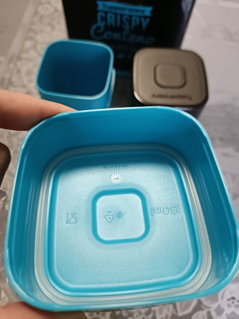 Tupperware (Category: Other Kitchenware & Tableware) located in Singapore. Submitted by stylelistchoice (Listing ID 1315527824, Image 3). Description: Brand New Air tight rubber lip 560ml sell in a pair (black and blue).