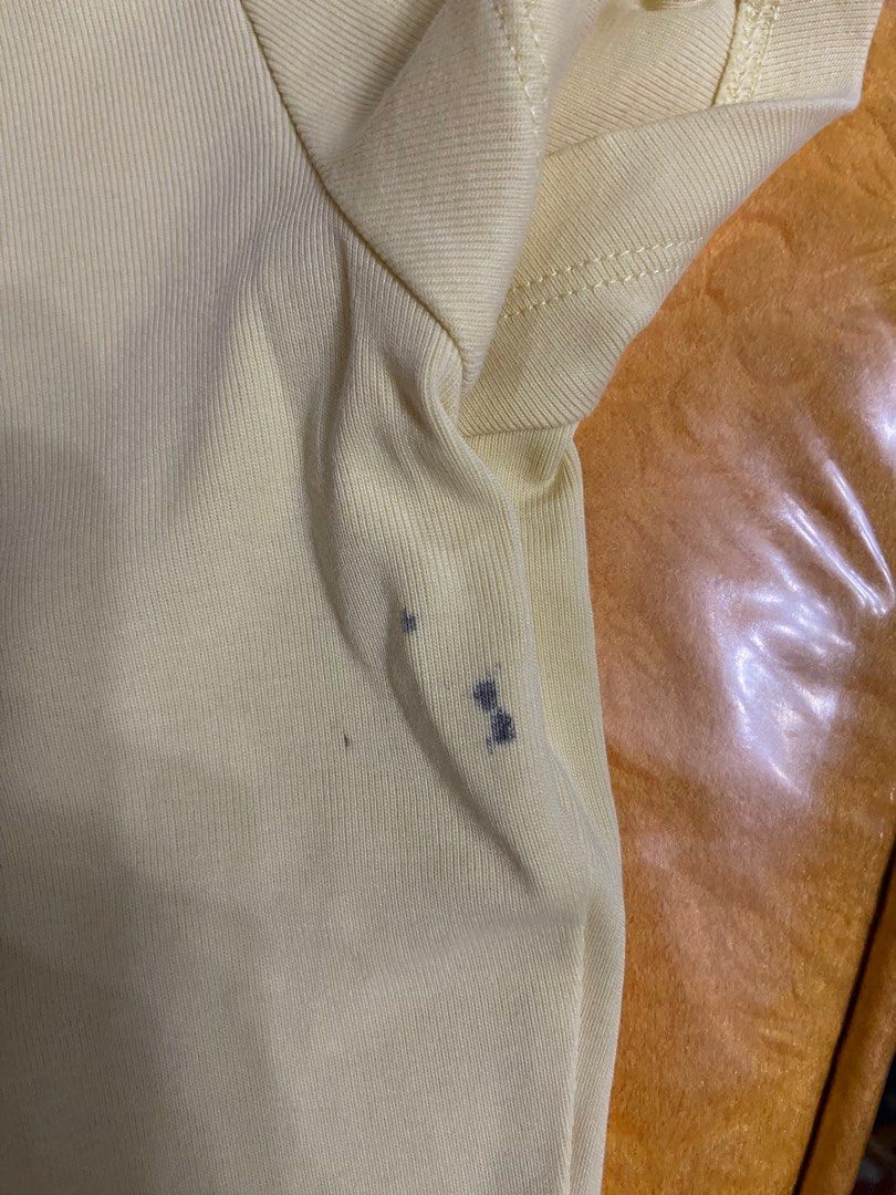 Uniqlo Short Sleeve Top (Category: Blouses) located in Daraga. Submitted by jen.nini (Listing ID 1315588333, Image 3). Description: stained idk if kaya pa ng bleach.