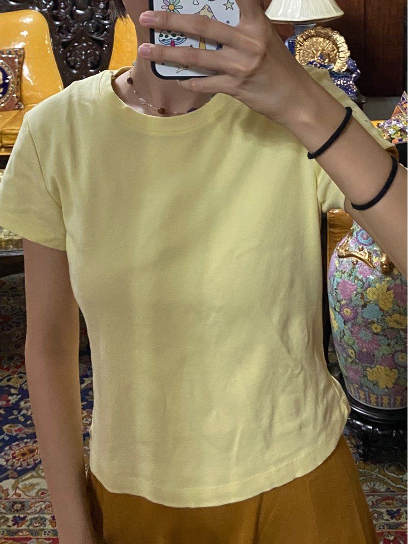 Uniqlo Short Sleeve Top (Category: Blouses) located in Daraga. Submitted by jen.nini (Listing ID 1315588333, Image 2). Description: stained idk if kaya pa ng bleach.