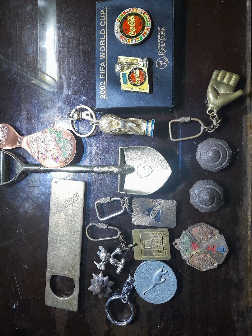 Vintage collectibles (Category: Vintage Collectibles) located in Caloocan City. Submitted by rpn90 (Listing ID 1315659200, Image 1). Description: for sale vintage collectibles keychains etc 650 pesos all in meetups monumento lbc cop or lalamlove pay service item loc navotas city.