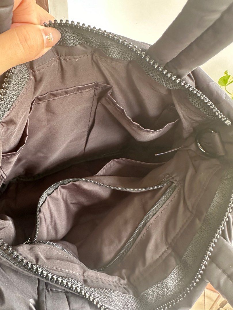 Vovarova italy bag (Category: Cross-body Bags) located in Bombon. Submitted by cookiespreloveed (Listing ID 1315667590, Image 3). Description: Issue:lost sling .