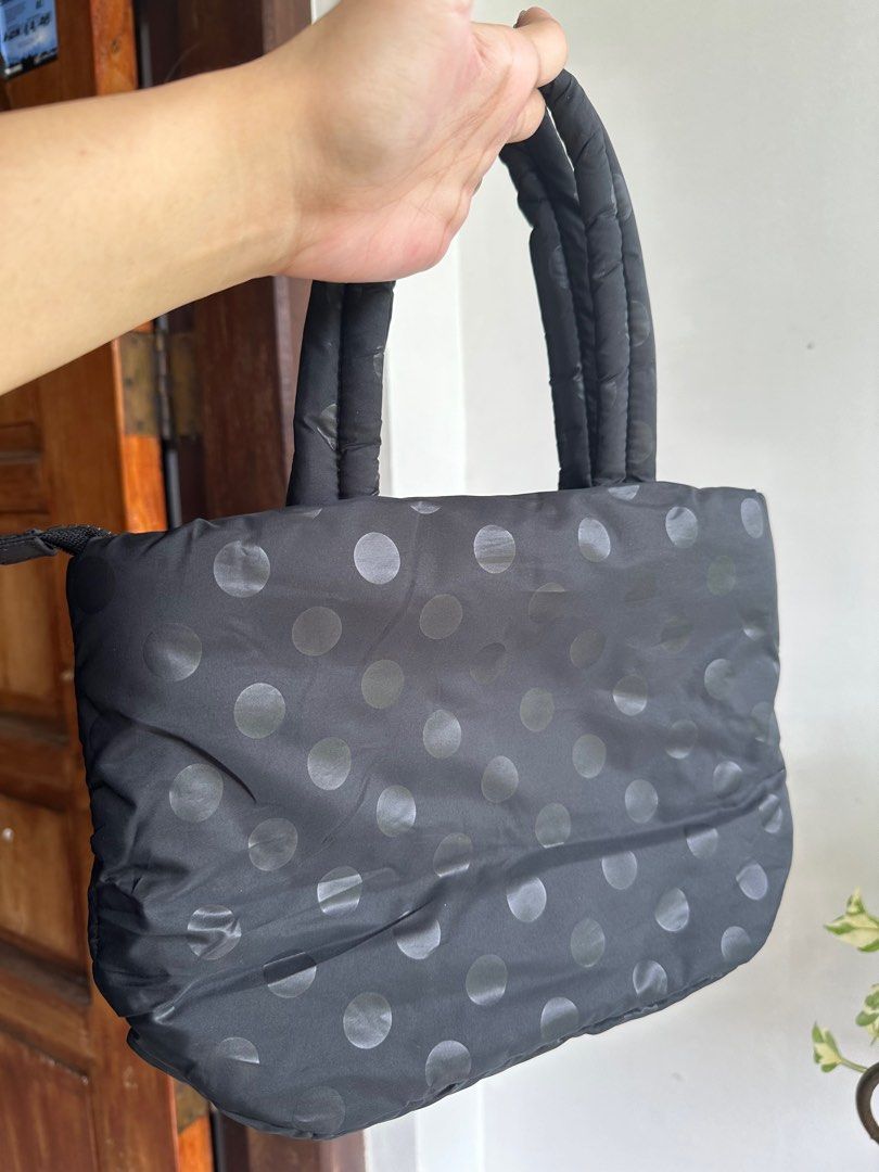 Vovarova italy bag (Category: Cross-body Bags) located in Bombon. Submitted by cookiespreloveed (Listing ID 1315667590, Image 2). Description: Issue:lost sling .