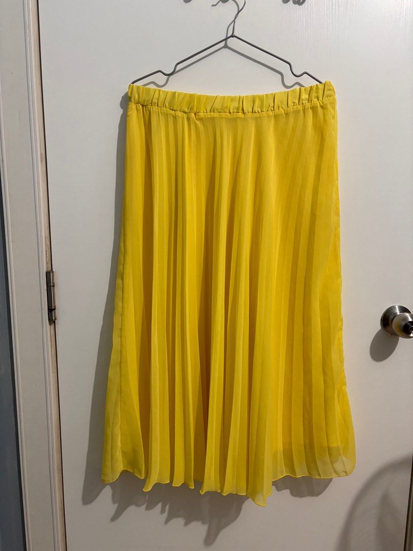 Zara Pleated Long Skirt (Category: Skirts) located in Quezon City. Submitted by kshops (Listing ID 1315605288, Image 1). Description: Decluttering.