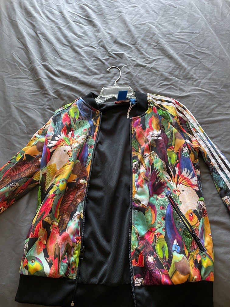 Adidas jacket (Category: Clothes) located in Ottawa. Submitted by lili8 (Listing ID 1315880483, Image 1). Description: Adidas jacket size Small in perfect condition only worn twice .
