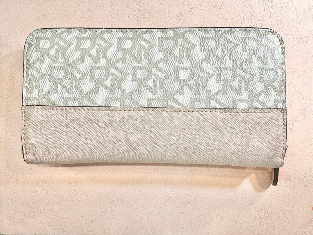 DKNY Long Wallet (Category: Luxury Bags & Wallets) located in Las Pinas. Submitted by carou98933 (Listing ID 1315705720, Image 2). Description: Original DKNY Wallet.