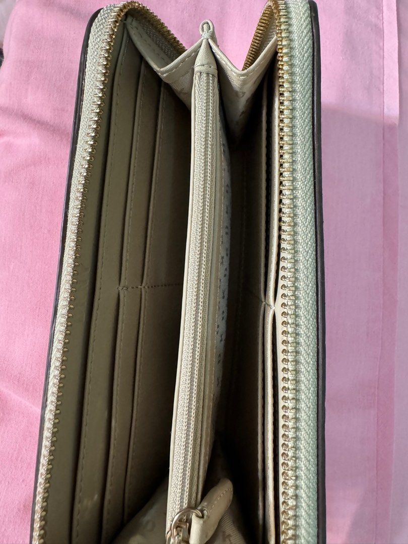 DKNY Long Wallet (Category: Luxury Bags & Wallets) located in Las Pinas. Submitted by carou98933 (Listing ID 1315705720, Image 3). Description: Original DKNY Wallet.