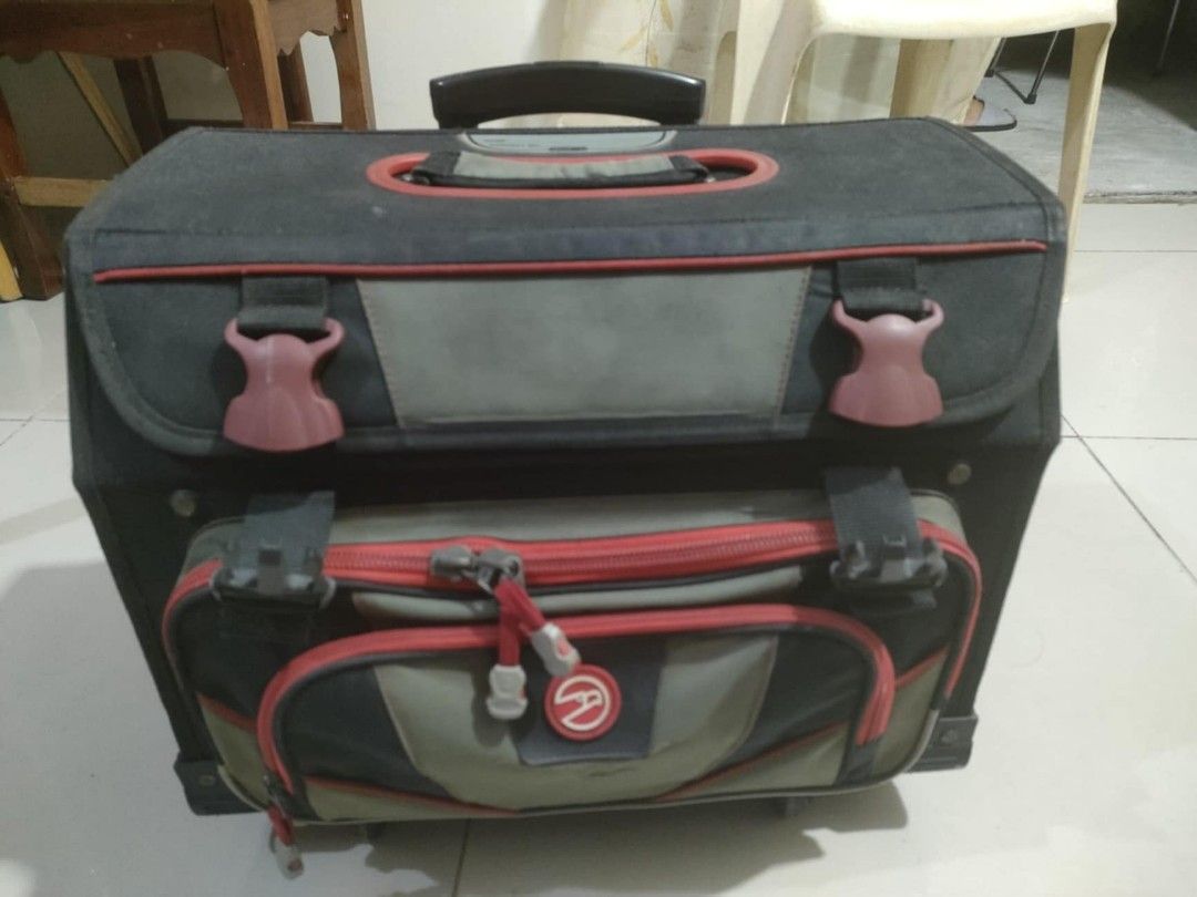 HAWK Trolley bag (box type) (Category: Backpacks) located in Marikina City. Submitted by Migstuff (Listing ID 1315782961, Image 2). Description: Ptpa Selling pre loved bag HAWK Trolley bag ( Box type ) With lunch bag & tumbler bag Bought at SM 1K ( Negotiable sa sure buyer Pick up or deliver (SF C/o buyer) 📍Malanday,Marikina City.