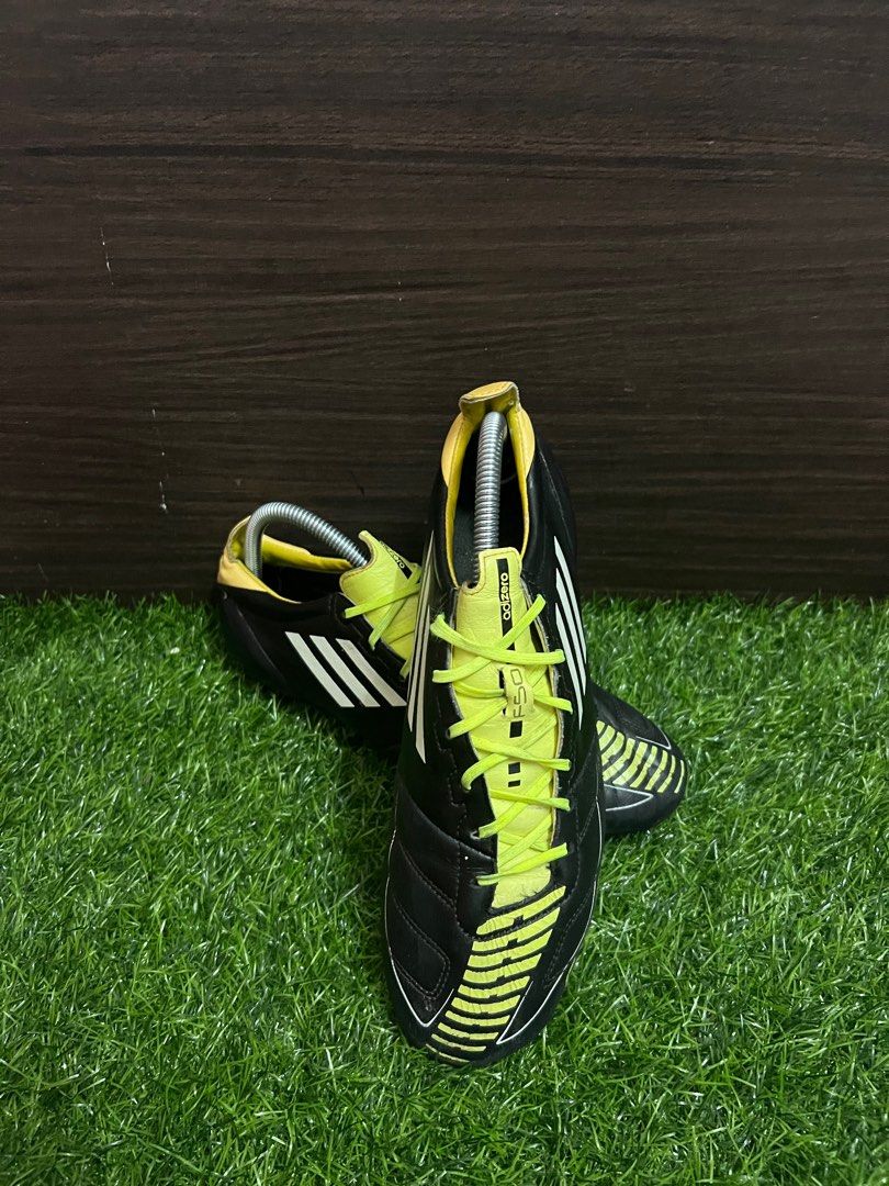 Kasut bola adidas messi store