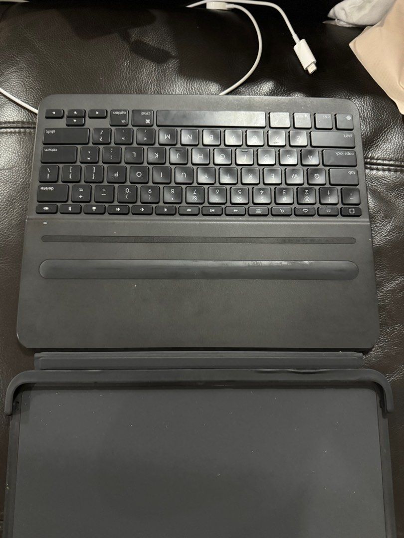 Logitech ipad pro 12.9 5th gen (Category: iPad) located in Dasmarinas. Submitted by preloved_brandedbackup (Listing ID 1315842956, Image 3). Description: Stull 100% functioning .