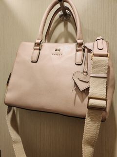 LOVCAT PARIS  🇫🇷 🗼 STRUCTURED STANDALONE TWO WAY SLING CROSSBODY WITH WIDE GUITAR STRAP IN BLUSH PINK with heart bag charm