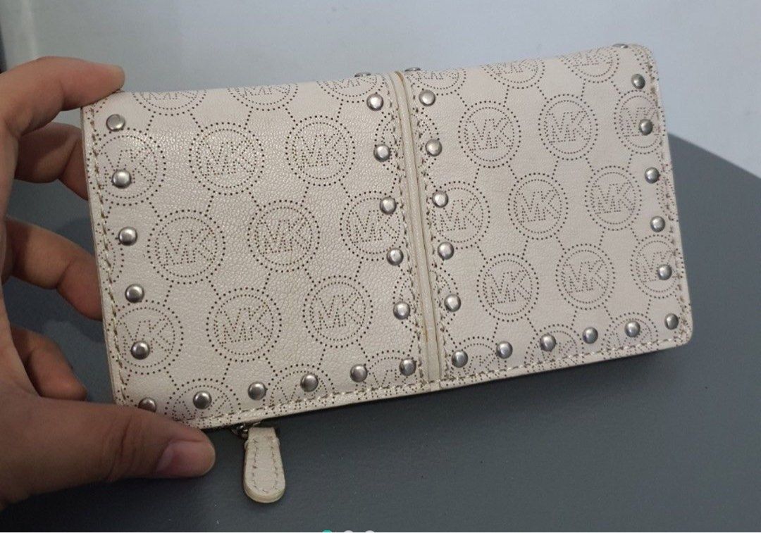 Michael Kors Long Wallet (Category: Purses & Pouches) located in Valenzuela. Submitted by mbdoon (Listing ID 1315706694, Image 1). Description: MK long wallet White.