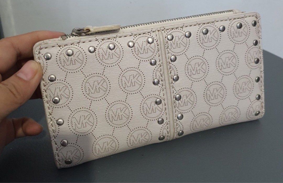 Michael Kors Long Wallet (Category: Purses & Pouches) located in Valenzuela. Submitted by mbdoon (Listing ID 1315706694, Image 2). Description: MK long wallet White.