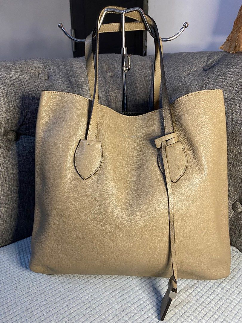 Original Coccinelle Bag (Category: Luxury Bags & Wallets) located in Marilao. Submitted by ceciliasia03 (Listing ID 1315866580, Image 1). Description: Flaw: Hardware is a bit faded ** Open for Layaway ** 30% - Downpayment 70% - Payable in 3 months. Please send me message for interested. Disclaimer: Listed items are preloved please manage your expectations❤️.