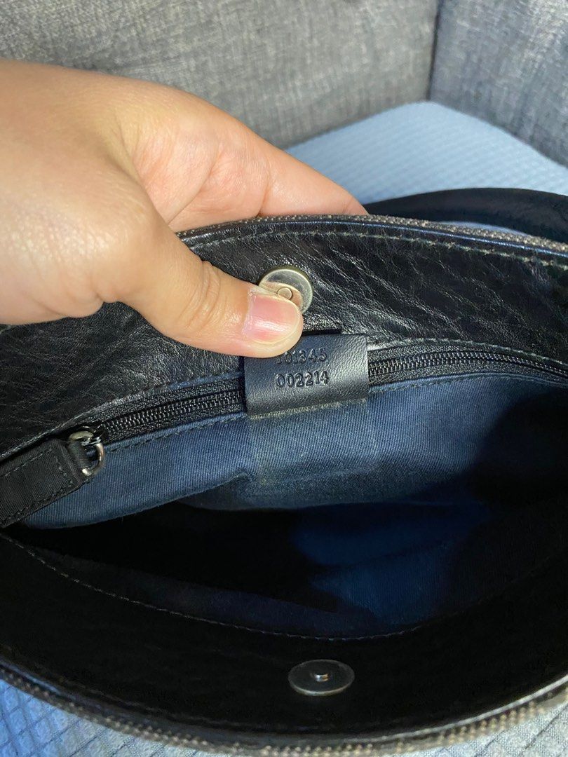 Original Gucci Baguette Horsebit (Category: Luxury Bags & Wallets) located in Marilao. Submitted by ceciliasia03 (Listing ID 1315866083, Image 3). Description: Vintage design ** Open for Layaway ** 30% - Downpayment 70% - Payable in 3 months. Please send me message for interested. Disclaimer: Listed items are preloved please manage your expectations❤️.
