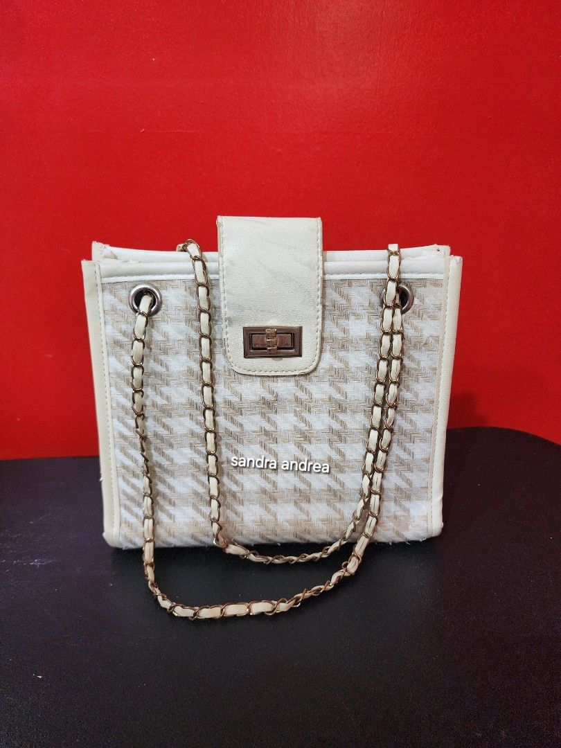Small Bags for Women (Category: Shoulder Bags) located in Manila. Submitted by abcdefghijiiin (Listing ID 1315780069, Image 1). Description: take all for 130 50 each.