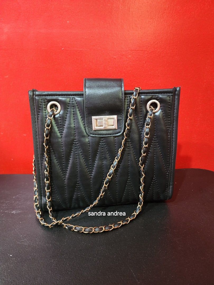Small Bags for Women (Category: Shoulder Bags) located in Manila. Submitted by abcdefghijiiin (Listing ID 1315780069, Image 2). Description: take all for 130 50 each.