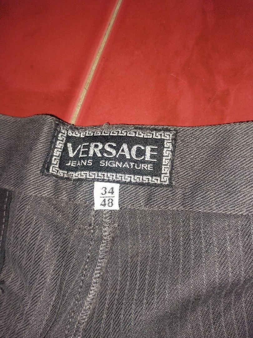 Versace signature short mens (Category: Shorts) located in Caloocan City. Submitted by rodjean0814-25739 (Listing ID 1315820860, Image 3). Description: versace jeans signature short for men size 31-32 20 length 12 leg opening no issues 850+sf.