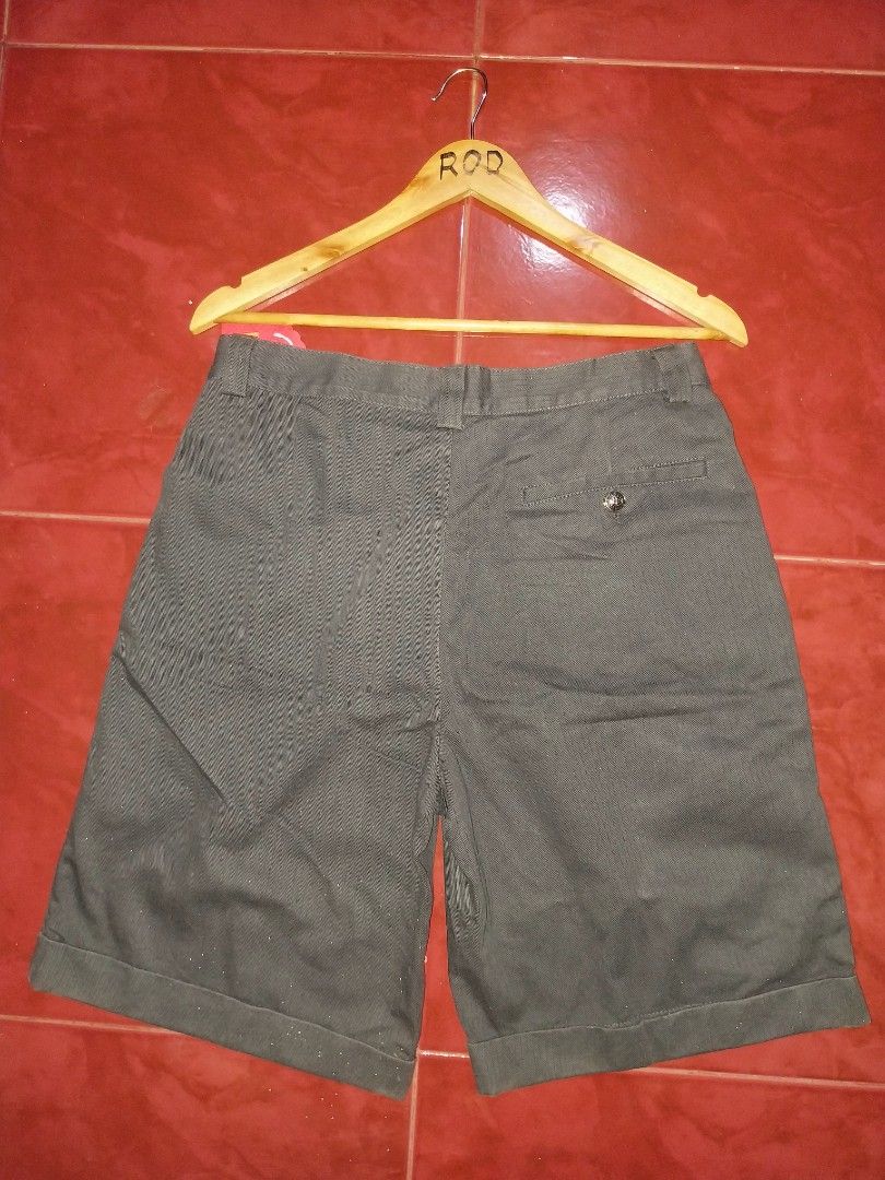 Versace signature short mens (Category: Shorts) located in Caloocan City. Submitted by rodjean0814-25739 (Listing ID 1315820860, Image 2). Description: versace jeans signature short for men size 31-32 20 length 12 leg opening no issues 850+sf.
