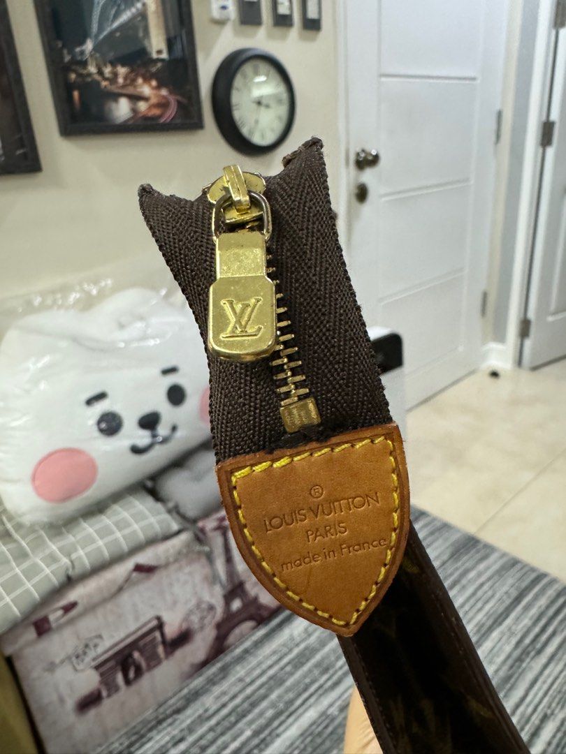 Authentic Louis Vuitton Toiletry 26 (Category: Luxury Bags & Wallets) located in Manila. Submitted by ganned (Listing ID 1316045080, Image 2). Description: Lightly used Louis Vuitton Toiletry 26 in Monogram Great condition. No peelings. Rank AB to near A condition.