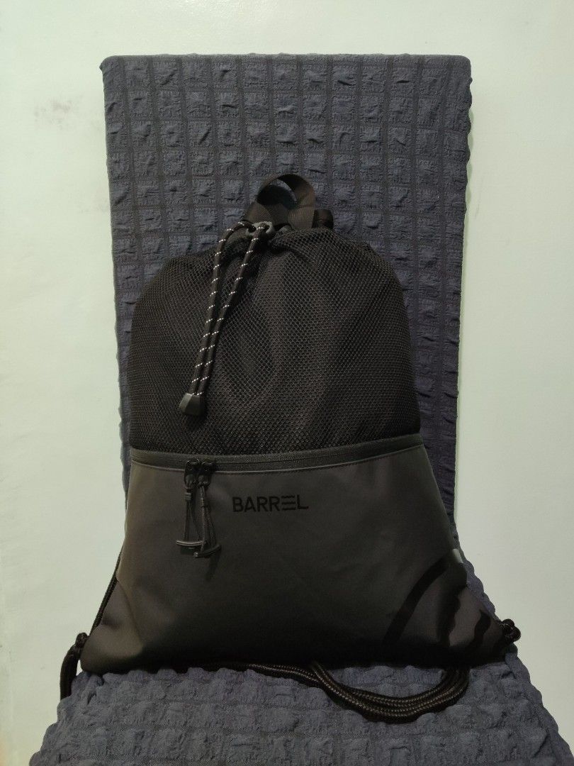 Barrel drawstring bag (Category: Luxury Bags & Wallets) located in Baguio. Submitted by bob.thrifter_03 (Listing ID 1315990864, Image 2). Description: Barrel draw string bag ‼️ Watter proof ‼️ With zipper compartment outside ‼️ Super excellent condition ‼️ Yours for 480 🙂🙂.