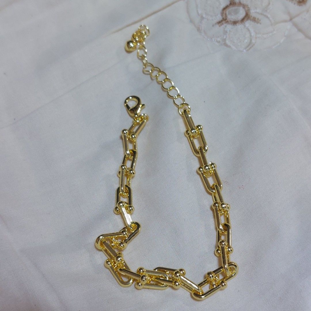 buy 1 take 2!!! aesthetic cable chain bracelet (Category: Bracelets) located in Paniqui. Submitted by consuelaprincess (Listing ID 1316064314, Image 3). Description: bracelet; brand new w/ box freebie lipstick nd lip gloss; my personal used, lightly used.