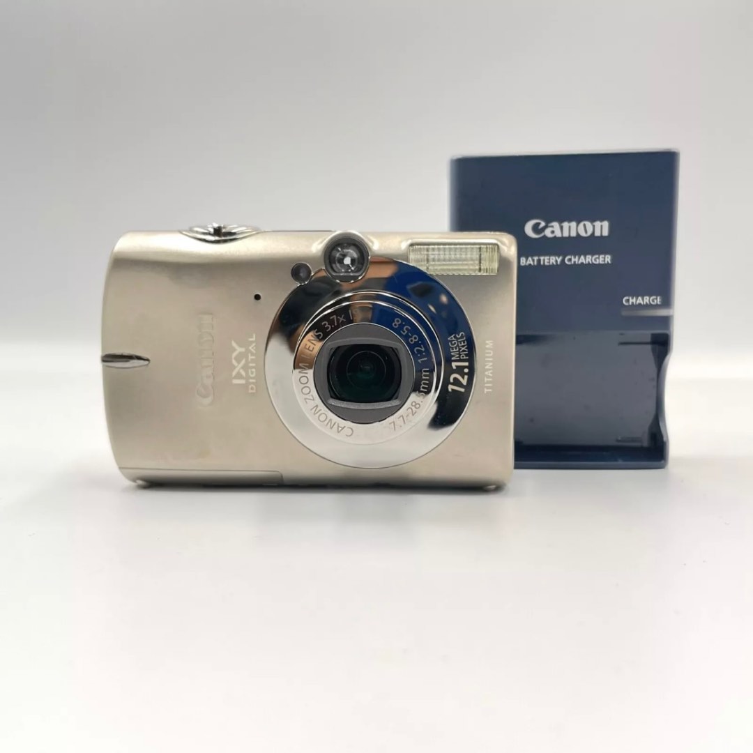 canon_ixy_digital_2000is_compa