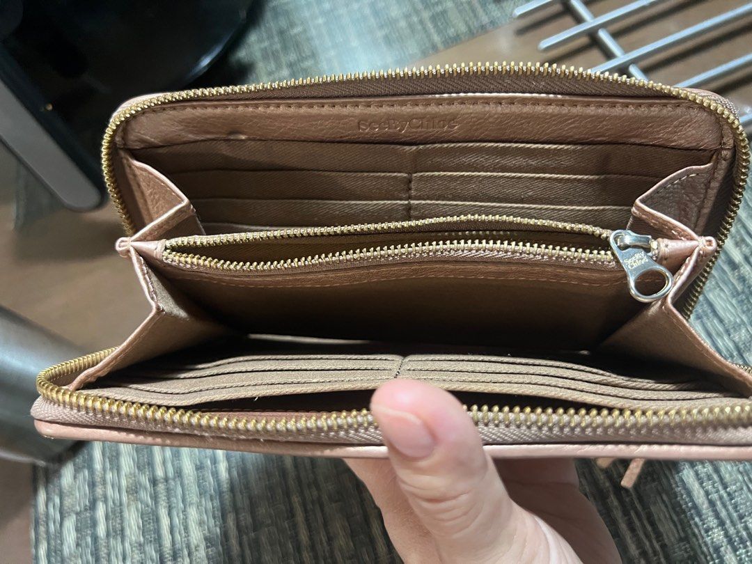 Chloe long wallet (Category: Wallets & Card holders) located in Las Pinas. Submitted by pixterspb (Listing ID 1315947706, Image 1). Description: Aunthentic.