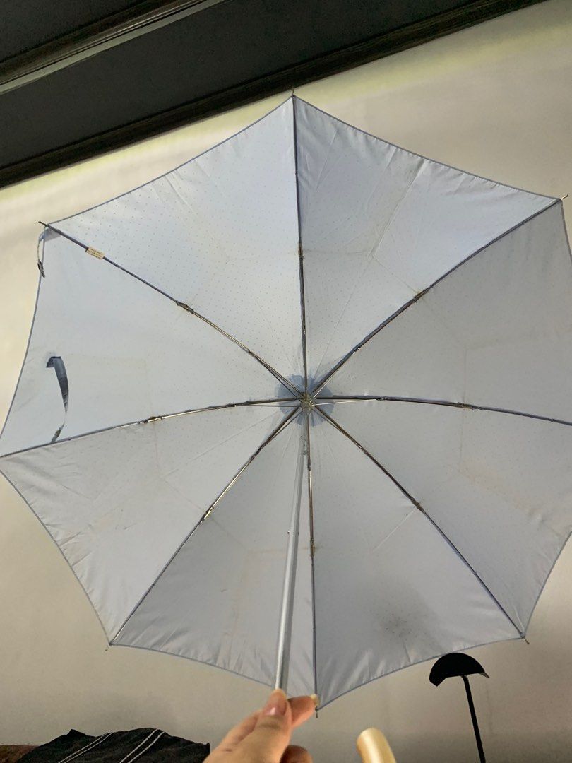 Clinique folded umbrella (Category: Umbrellas) located in Cabanatuan. Submitted by mjluxxejapan (Listing ID 1315953922, Image 2). Description: Seems vintage already,mganda pa rin,signs of aged/usage.may mga dirts see all pics posted.na stock din cguro matagal linisin n lng po.as is.pero no major sira .