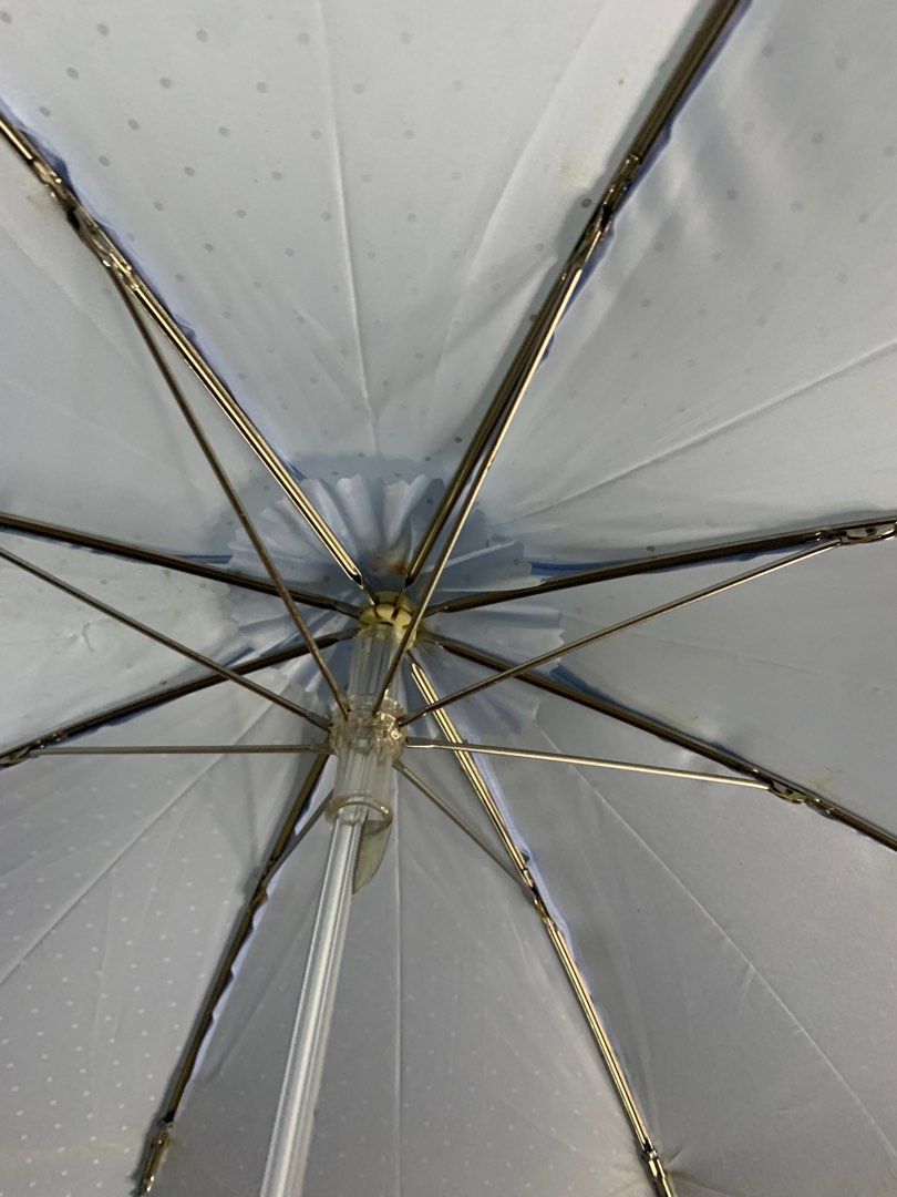 Clinique folded umbrella (Category: Umbrellas) located in Cabanatuan. Submitted by mjluxxejapan (Listing ID 1315953922, Image 3). Description: Seems vintage already,mganda pa rin,signs of aged/usage.may mga dirts see all pics posted.na stock din cguro matagal linisin n lng po.as is.pero no major sira .