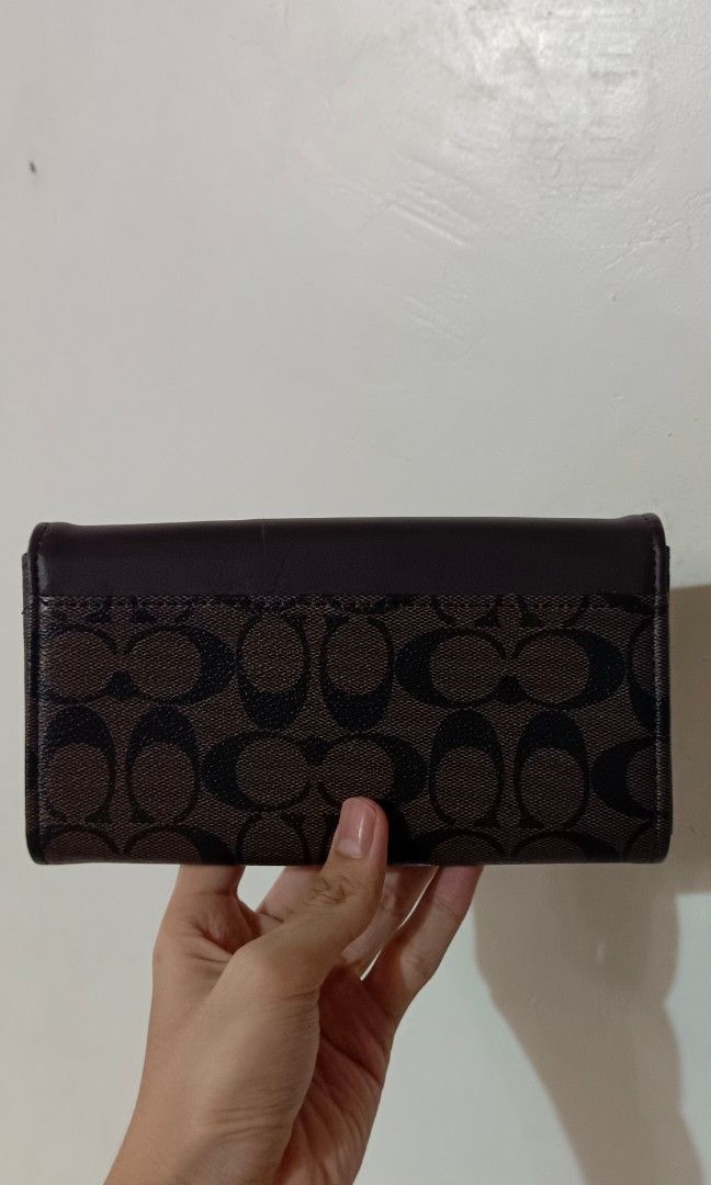 COACH LONG ENVELOPE WALLET (Category: Luxury Bags & Wallets) located in Makati City. Submitted by whoispaimon (Listing ID 1315946096, Image 2). Description: COACH COFFEE BROWN WALLET Still flawless With coach box With coin slot Picture slot Cards slot Payment first/No COD MOD: J&T MOP: Gcash or Maya mirror copy.