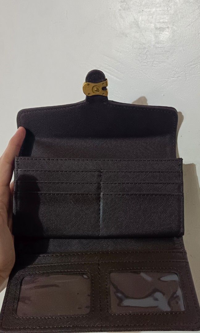 COACH LONG ENVELOPE WALLET (Category: Luxury Bags & Wallets) located in Makati City. Submitted by whoispaimon (Listing ID 1315946096, Image 3). Description: COACH COFFEE BROWN WALLET Still flawless With coach box With coin slot Picture slot Cards slot Payment first/No COD MOD: J&T MOP: Gcash or Maya mirror copy.
