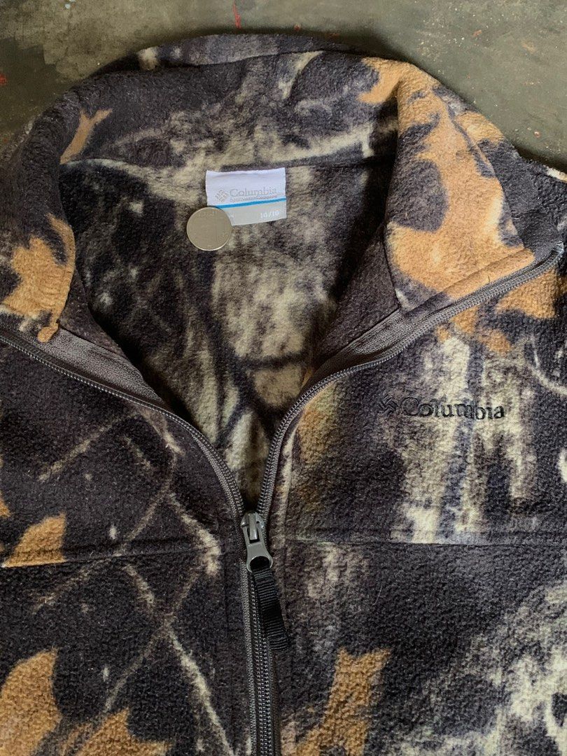 Columbia Camo Fleece (Category: Coats, Jackets and Outerwear) located in Manila. Submitted by cxfer (Listing ID 1315906930, Image 1). Description: L 23 W 18 No issue ready to wear CASH-G ready willing to unli vc in blue app for proof 10/10 realtree vibes.