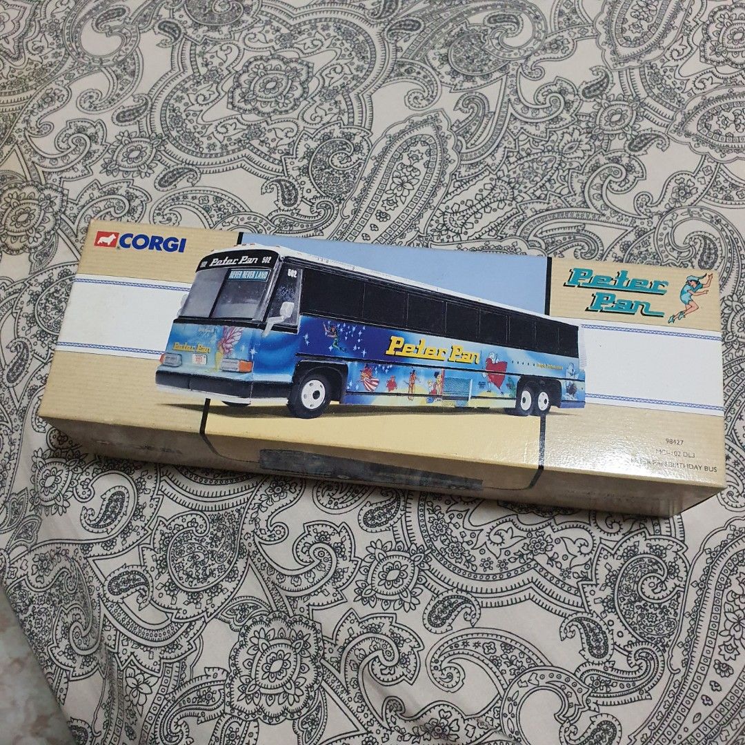 Bus Corgi Peter Pan – MCI-102 DL3 "Birthday Bus" – échelle 1:50, Occasion