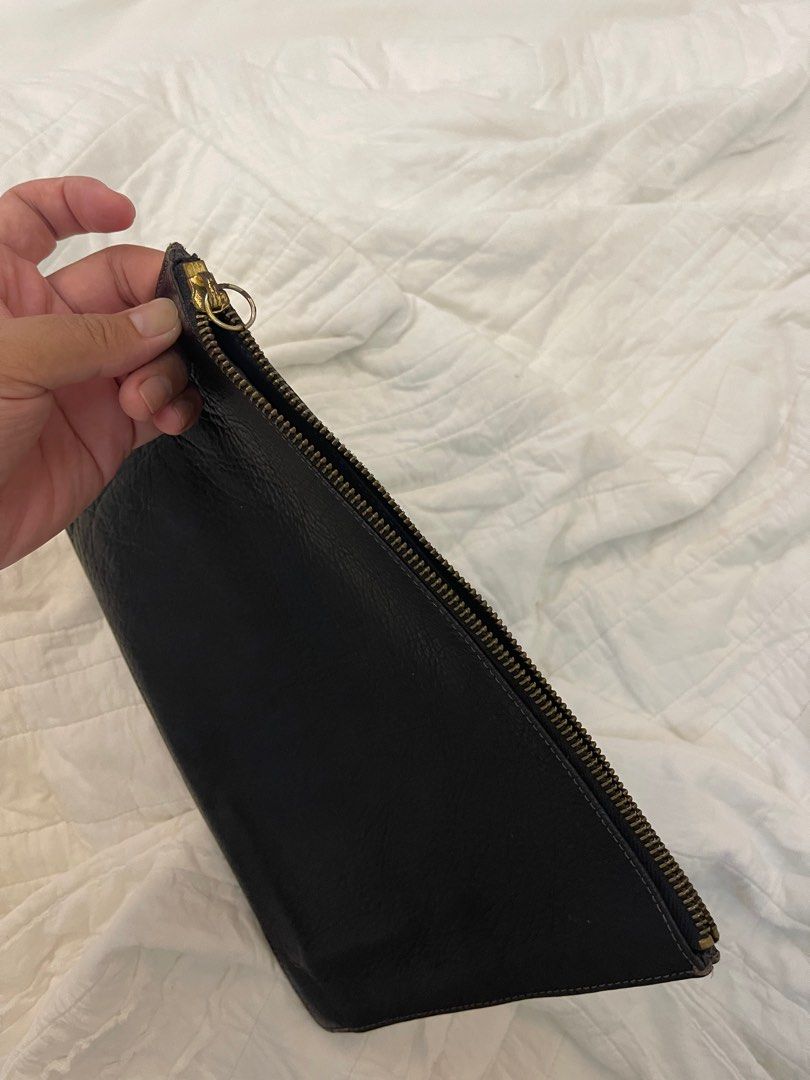 Fossil Leather Black Clutch or Pouch Original (Category: Luxury Bags & Wallets) located in Manila. Submitted by mythiftstore (Listing ID 1315920381, Image 3). Description: Fossil Soft Leather Kasya ang Phone, wallet, half ng A4 Bond Paper, susi ng kotse Black 11 inch width 8 inch ang height.