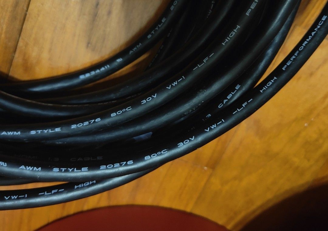 HDMI Cable (Category: Cables & Adaptors) located in Singapore. Submitted by lexington88 (Listing ID 1316063621, Image 3). Description: High Speed HDMI. Customised length - 15 metres.