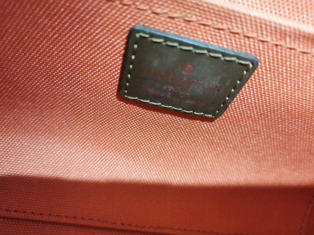 Loius Vuitton bag (Category: Luxury Bags & Wallets) located in Paranaque City. Submitted by bowwowpreloved (Listing ID 1315985567, Image 2). Description: replica Lv bag damier ribera from Taiwan - flaws nya yung isang zipper handle wala. You can see the photo po. Medyo tarnish na ung zipper glide nya and may konti din sa bakal ng handle. You can see the photo din po. - negotiable ❤️.