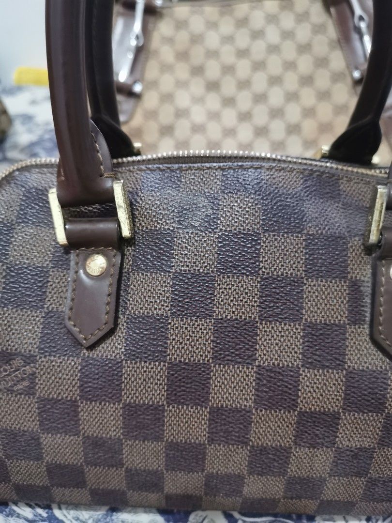 Loius Vuitton bag (Category: Luxury Bags & Wallets) located in Paranaque City. Submitted by bowwowpreloved (Listing ID 1315985567, Image 3). Description: replica Lv bag damier ribera from Taiwan - flaws nya yung isang zipper handle wala. You can see the photo po. Medyo tarnish na ung zipper glide nya and may konti din sa bakal ng handle. You can see the photo din po. - negotiable ❤️.
