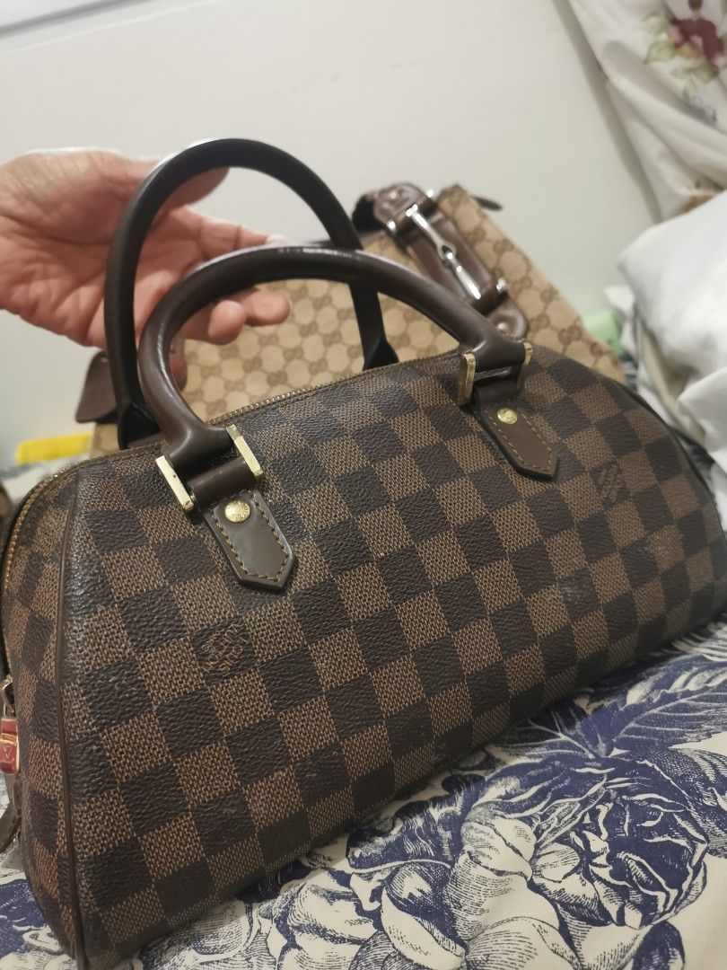 Loius Vuitton bag (Category: Luxury Bags & Wallets) located in Paranaque City. Submitted by bowwowpreloved (Listing ID 1315985567, Image 1). Description: replica Lv bag damier ribera from Taiwan - flaws nya yung isang zipper handle wala. You can see the photo po. Medyo tarnish na ung zipper glide nya and may konti din sa bakal ng handle. You can see the photo din po. - negotiable ❤️.