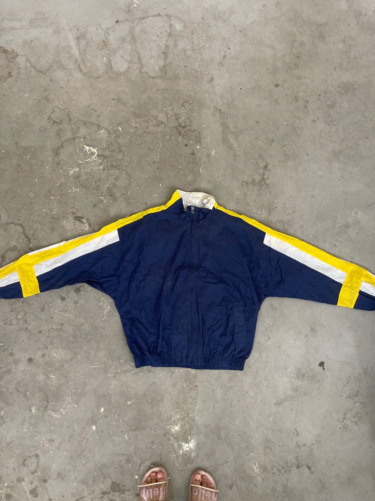 Nike Vintage Windbreaker, Men's Fashion, Activewear on Carousell