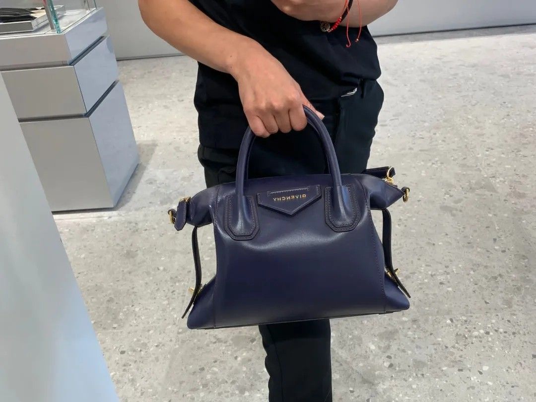 Pre order givenchy antigona soft small (Category: Luxury Bags & Wallets) located in Las Pinas. Submitted by glamdustph (Listing ID 1316035749, Image 2). Description: 💯 authentic from eu 3-4 weeks eda via air cargo at least 20k dp plus loc sf Thank you.