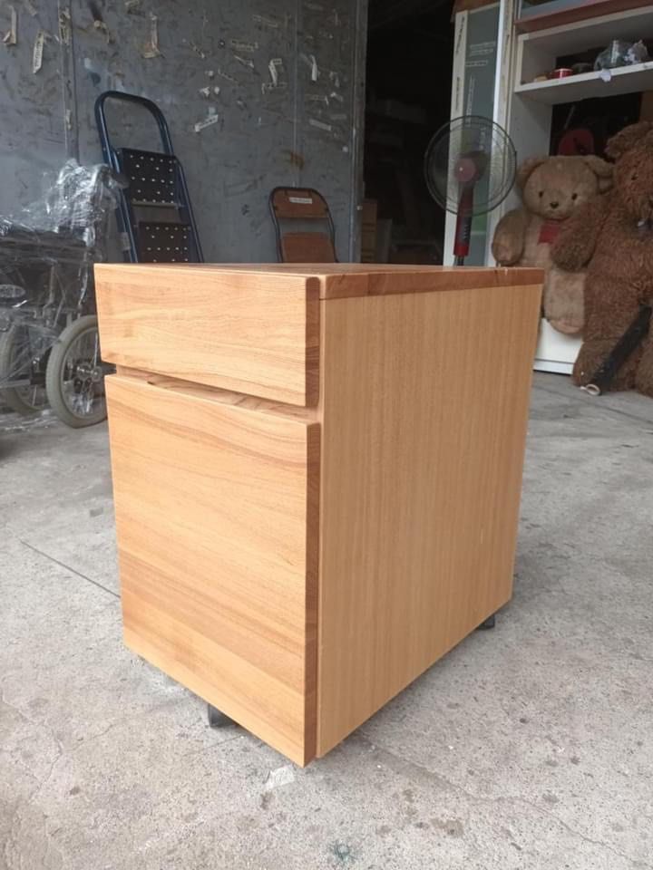 Slim side table (Category: Tables & Sets) located in Quezon City. Submitted by matetdevis13 (Listing ID 1316026089, Image 2). Description: Slim Side Drawer Price: 2,500 L14 x W19 x H22 In good condition Code akc 729.