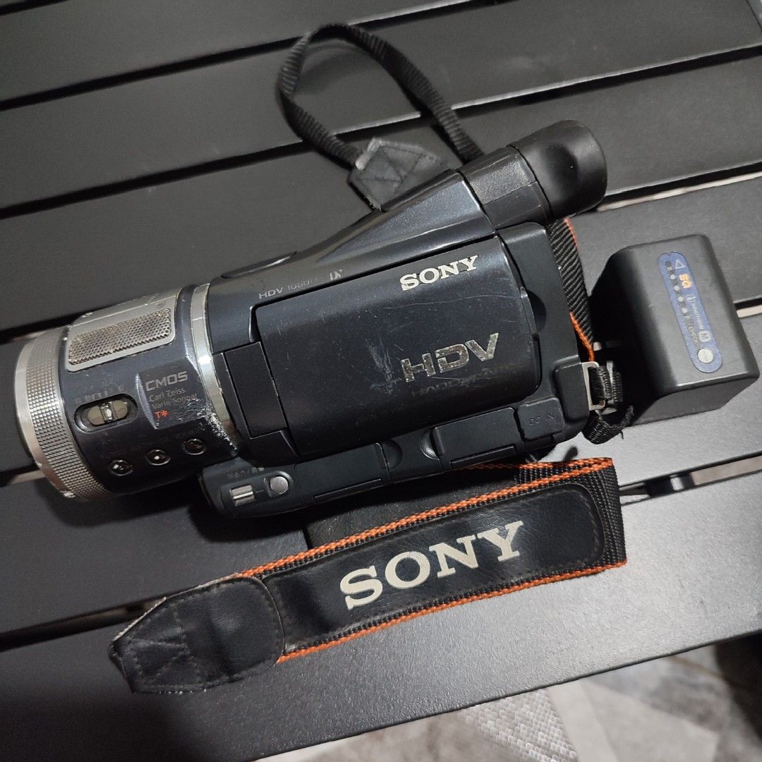 Sony Digital HD Video Camera Recorder (Category: Video Cameras) located in Manila. Submitted by aeronmaurcio (Listing ID 1315953049, Image 2). Description: Untested last checked, gumagana pa daw sabi ng first seller Good body condition No charger Has stratches *with batt *with 2 mini dv tapes.