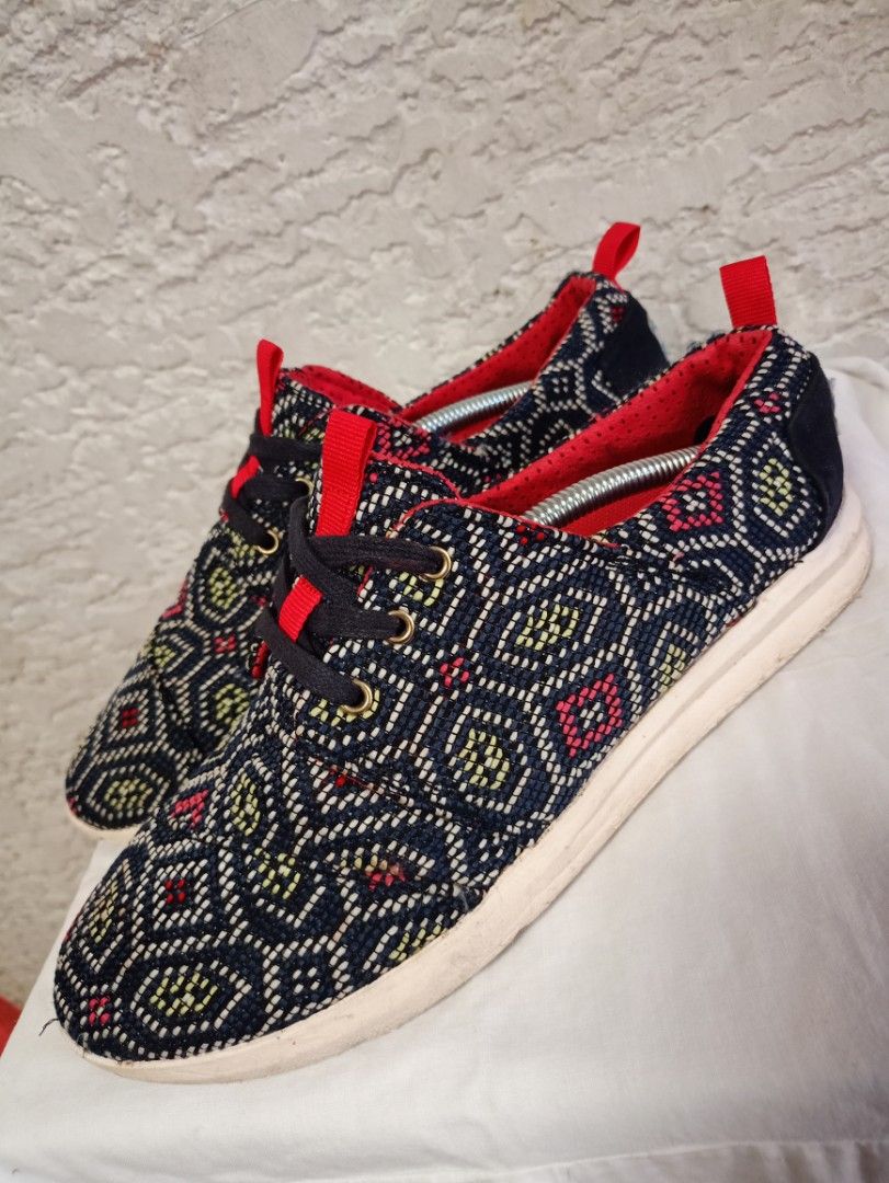 TOMS 7 to 7.5 WOMEN Women s Fashion Footwear Sneakers on Carousell
