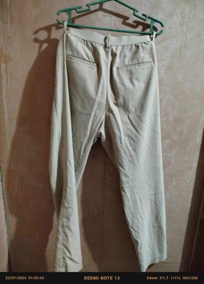 uniqlo ezy ankle pants/ trousers (Category: Other Bottoms) located in Manila. Submitted by heyymmich (Listing ID 1316054653, Image 2). Description: still in good condition can fit Med- Large frame.